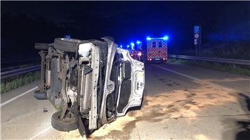 Ein Kleinbus ist auf der A27 auf die Seite gekippt.