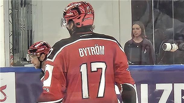 Ein kleiner, aber feiner Unterschied: Auf dem Trikot von Ludwig Byström hat sich ein Schreibfehler eingeschlichen.