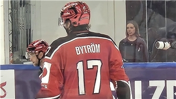 Ein kleiner, aber feiner Unterschied: Auf dem Trikot von Ludwig Byström hat sich ein Schreibfehler eingeschlichen.