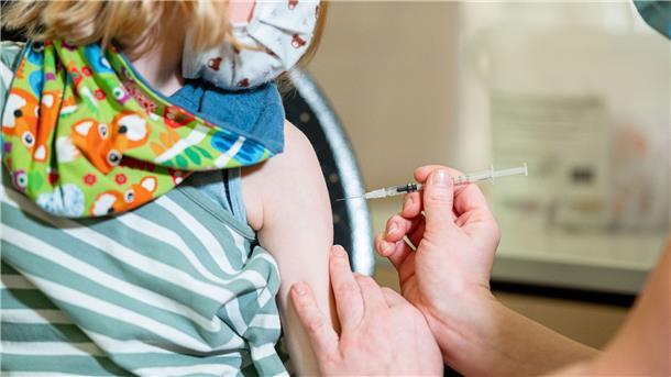 Stiko: Corona-Impfung für Kleinkinder nur in Risikofällen Ein kleines Mädchen wird gegen das Coronavirus geimpft.