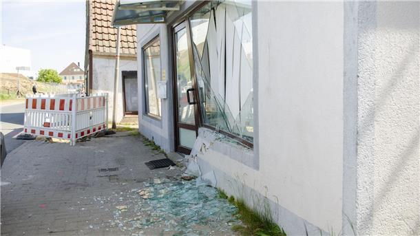Hoher Schaden bei Verkehrsunfall in Lemwerder Ein Kleintransporter ist in Lemwerder gegen eine Hauswand geprallt.