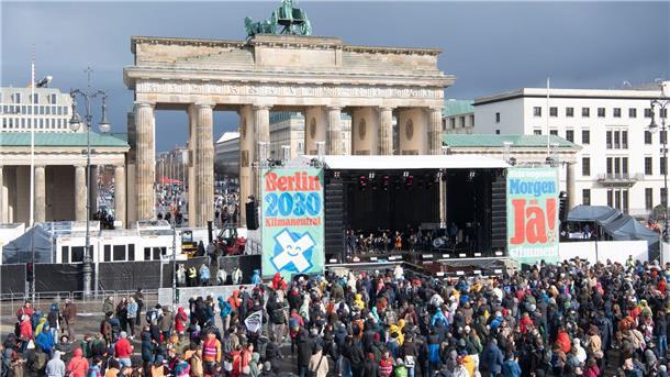 Ein Klima-Bündnis will mit dem Berliner Volksentscheid an diesem Sonntag erreichen, dass die Hauptstadt 15 Jahre früher als geplant - bis 2030 - klimaneutral wird.