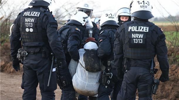 Ein Klimaschutzaktivist wird von der Polizei weggetragen.