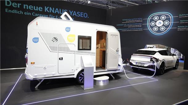 Ein Knaus Yaseo Wohnwagen, gebaut für elektrische Zugfahrzeuge, auf der Caravan Messe.