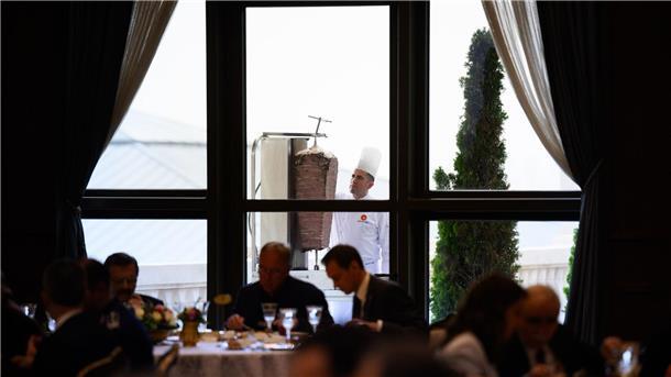 Erdogan serviert beim Mittagessen für Steinmeier Döner Ein Koch bereitet auf einer Terrasse des Präsidialpalasts Dönerfleisch vom Spieß zu.