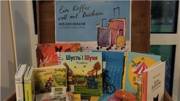 „Ein Koffer voll mit Büchern“.