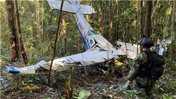 Ein kolumbianischer Soldat steht vor dem Wrack der Cessna, die am 18. Mai 2023 über dem Dschungel von Solano abgestürzte.
