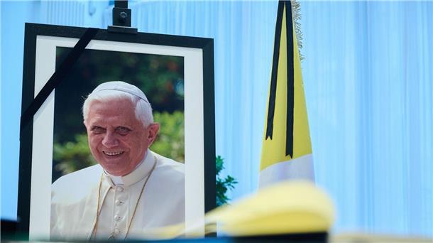 Ein Kondolenzbuch für den verstorbenen emeritierten Papst Benedikt XVI. in der Apostolische Nuntiatur in Berlin.