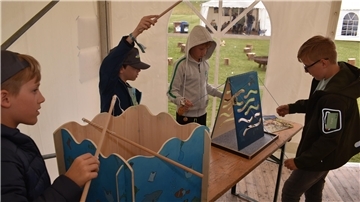 Jungen spielen ein Konzentrationsspiel.