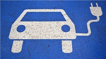 Ein Piktogramm zeigt den Stellplatz neben einer Ladesäule für E-Autos. Die Versorgung mit Ladepunkten für E-Autos ist in Thüringen besser als im bundesweiten Durchschnitt. Im Freistaat müssen sich rund 16,9 Elektroautos rechnerisch einen Ladepunkt teilen, wie aus einer Studie der staatlichen KfW-Bank hervorgeht. Das Thüringer Umweltministerium verbessert zudem die staatliche Förderung für die Installation von Ladesäulen für E-Autos sowie die Anschaffung von Elektro-Nutzfahrzeugen. +++ dpa-Bildfu