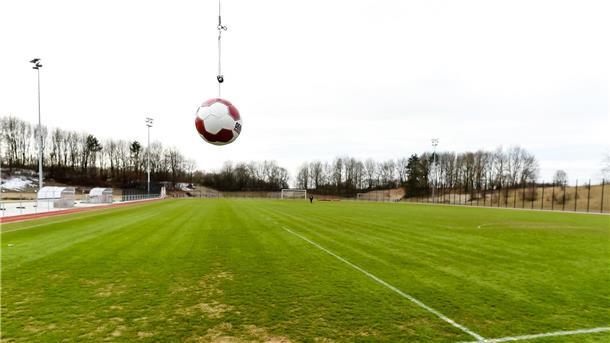Höheres Risiko für Demenz-Erkrankungen durch Kopfbälle Ein Kopfball-Pendel für das Fußballtraining.