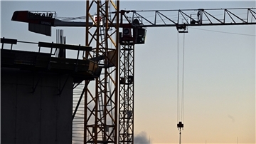 Weniger Aufträge: Heftiger Rückschlag für Wohnungsneubau  Ein Kran auf einer Baustelle. Es wird gebaut, aber weniger als zuvor.