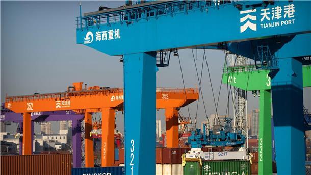 Chinas Exporte unerwartet stark eingebrochen Ein Kran hebt einen Schiffscontainer im Containerhafen in Tianjin: Der chinesische Außenhandel schwächelt.