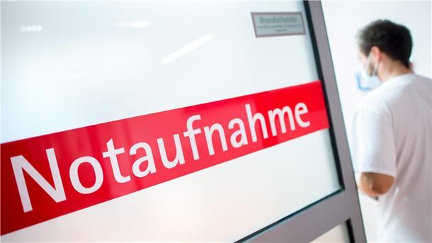 Bund und Länder beraten über große Krankenhausreform Ein Krankenpfleger in einer Klinik im niedersächsischen Braunschweig. Auf den Krankenhäusern lastet gewaltiger ökonomischer Druck, sagt der DKG-Vorstandsvorsitzende Gerald Gaß.