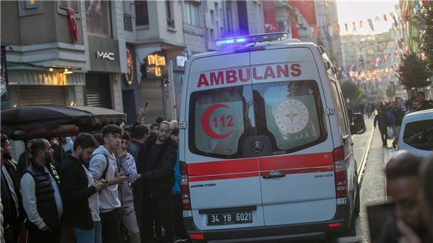 Festnahmen nach Anschlag in Türkei - Regierung in der Kritik Ein Krankenwagen in der Nähe des Tatort auf der Einkaufsstraße Istiklal.