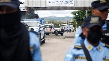 Ein Krankenwagen steht am Eingang des Frauengefängnisses in Tamara am Stadtrand von Tegucigalpa.