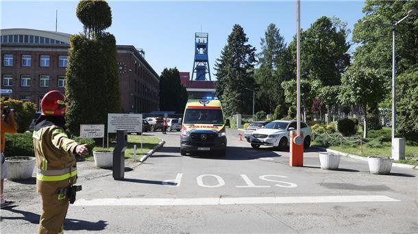 Drei tote Bergleute nach Grubenunglück in Polen Ein Krankenwagen verlässt das Kohlebergwerk Myslowice-Wesola.