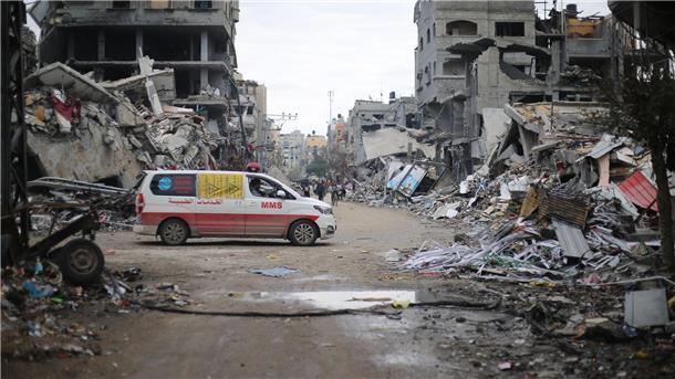 Mediziner: Gesundheitswesen im Gazastreifen bricht zusammen Ein Krankenwagen zwischen Trümmern in Beit Lahia bei Dschabalia im Gazastreifen.