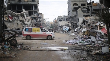 Ein Krankenwagen zwischen Trümmern in Beit Lahia bei Dschabalia im Gazastreifen.