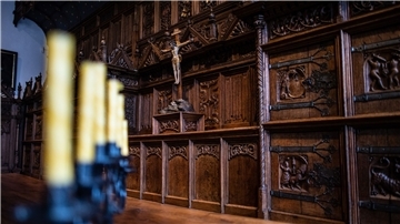Ein Kreuz steht im Friedenssaal im Historischen Rathaus an der Nordwand mit dem dominierenden Wandschrank. Das Auswärtige Amt hat das Kreuz entfernen lassen.