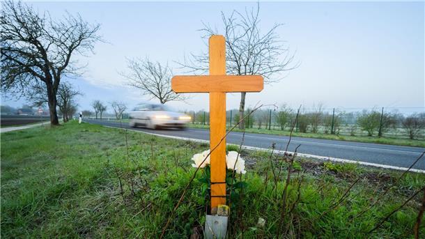 Zahl der Verkehrstoten in Niedersachsen wieder gestiegen Ein Kreuz zum Gedenken an ein 21-jähriges Opfer eines Verkehrsunfalls steht an einer Landstraße.