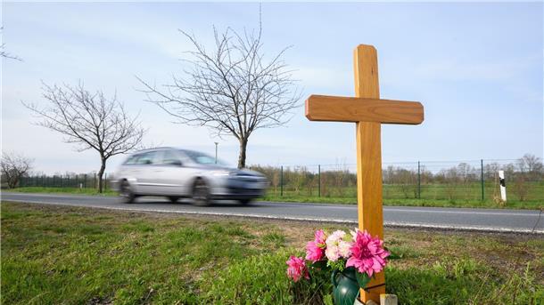 Pandemie-Effekt fällt weg: Zahl der Verkehrstoten steigt Ein Kreuz zum Gedenken an ein Opfer eines Verkehrsunfalls steht an einer Landstraße im Landkreis Hildesheim.