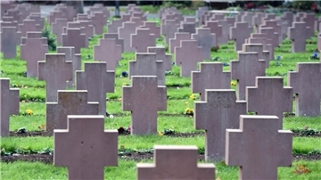 Ein Kriegsgräberfeld erinnert an die in den Weltkriegen gefallenen Soldaten. 