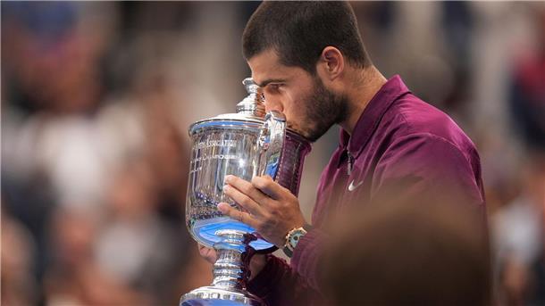 „Koffer voller Magie“ - Alcaraz unlösbare Aufgabe für Sinner Ein Küsschen für den Pokal: Alcaraz ist neuer US-Open-Champion.