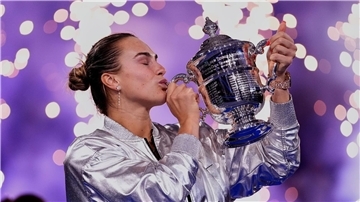 Ein Küsschen für den Pokal: Aryna Sabalenka ist in New York die Beste.