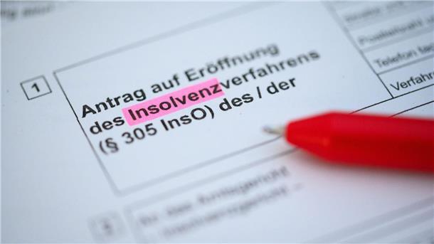 Insolvenzverfahren für Autozulieferer Frimo Ein Kugelschreiber liegt auf einem Antrag zur Eröffnung eines Insolvenzverfahrens.