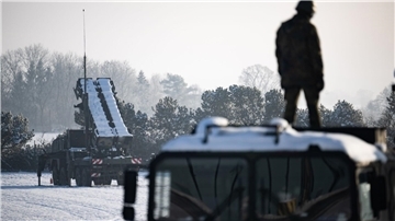 Ein Kursteilnehmer steht während eines Ausbildungskurses ukrainischer Soldaten am Flugabwehrsystem Patriot auf einem LKW vor einem Patriot-Startgerät.