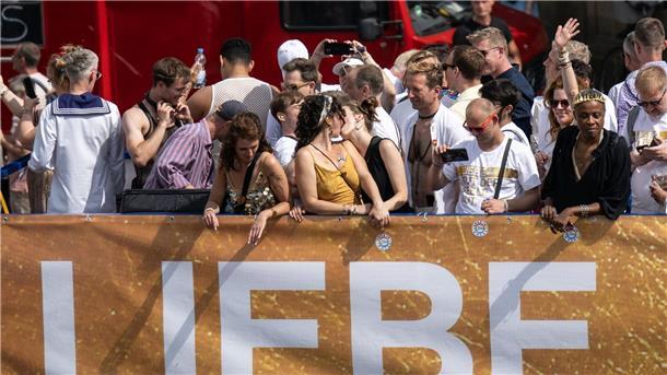Hunderttausende feiern friedlichen CSD in Berlin Ein Kuss auf einem der Wagen der Parade. Zwei Frauen zeigen öffentlich ihre Zuneigung zueinander, ohne sich verstecken zu müssen.