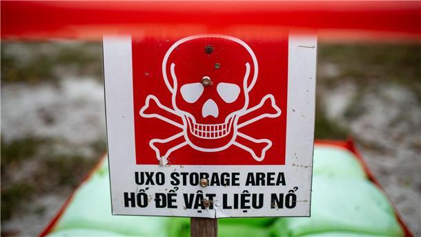 Ein Lager für Blindgänger im Dorf Ha Tay ist mit einem Warnschild mit Totenkopfsymbol markiert.