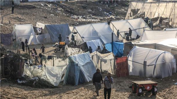 UN-Votum mahnt Israel zu Waffenruhe  Ein Lager für Vertriebene in Rafah