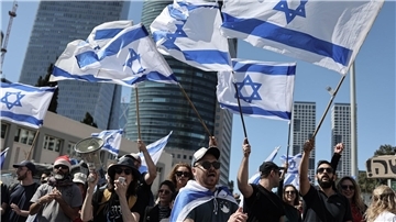 Ein landesweiter „Tag der Störung“ als Protest gegen die Justizreform in Israel hat mit zahlreichen Demonstrationen und Straßensperren begonnen.