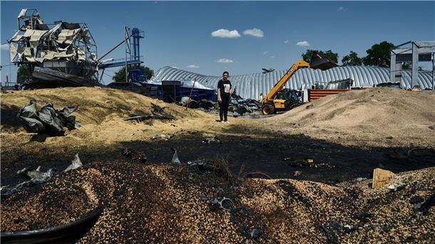 Nato-Ukraine-Rat soll Mittwoch zu Entwicklungen tagen Ein landwirtschaftliches Lagergebäude in Odessa liegt in Trümmern.
