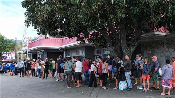 Neukaledonien brennt - Tote bei Unruhen Ein lange Schlange vor einem Gemischtwarenladen in Nouméa.