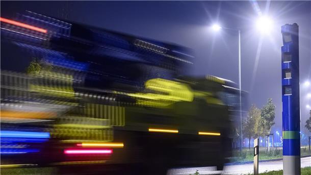 Ein Lastwagen fährt an einer Mautkontrollsäule vorbei. Die Maut-Einnahmen für den Bund sollen mit den künftigen Mautregeln deutlich steigen.