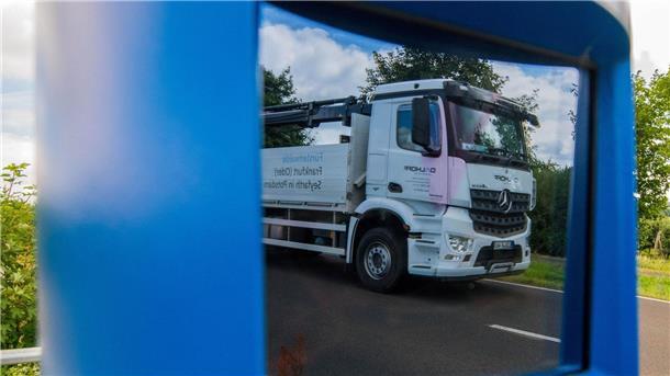 Höhere Lkw-Maut - Klima-Komponente und Geld für die Schiene Ein Lastwagen fährt an einer Mautkontrollsäule vorbei. Zum 1. Dezember steigt die Lastwagenmaut auf deutschen Fernstraßen.