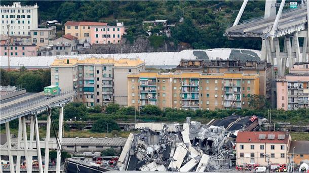 Fünf Jahre Brückeneinsturz: „Viel Bitterkeit“ in Genua Ein Lastwagen (l) steht auf der Autobahnbrücke Ponte Morandi kurz vor der Stelle, an der die Brücke 2018 einstürzte.