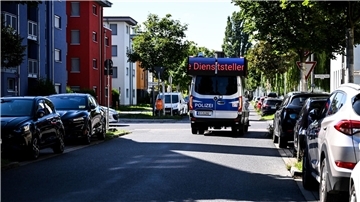 Ein Lautsprecherwagen fährt durch ein Wohngebiet in Adlershof im Bezirk Treptow-Köpenick.