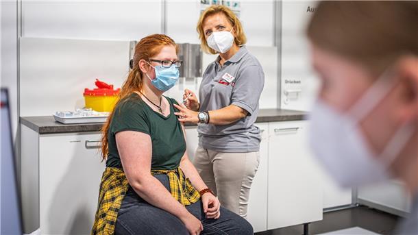 Die „Impfengel“ in Bremerhaven machen Feierabend Im Bild: Die 24-Jährige Vanessa Buff erhält die letzte Impfung im Impfzentrum der Stadthalle von Jessica Harrie und Greta Wöstmann (von links).