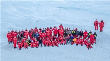 Ein letztes Foto: Das fünfte Team der „MOSAiC“-Expedition hat sich von seiner Scholle verabschiedet und ist auf der Rückreise nach Bremerhaven.