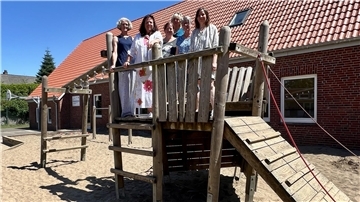 Ein letztes Mal gemeinsam auf dem Holzboot auf dem Schulhof. Die Tagesbetreuung der Grundschule Butjadingen ist jetzt eingestellt worden.