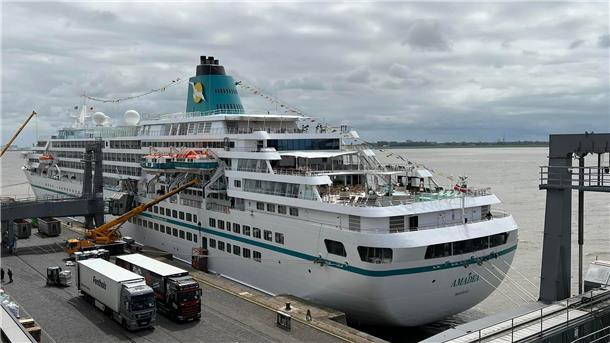 Das „Traumschiff“ verabschiedet sich nach Südamerika Ein letztes Mal in Bremerhaven in diesem Jahr: die „Amadea“.
