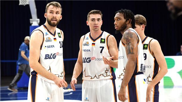 Eisbären verabschieden sich von Basketball-Fans Ein letztes Mal in dieser Saison werden die Eisbären um Hendrik Drescher, Kapitän Adrian Breitlauch, Jordan Giles und Matt Frierson am Samstag in der Stadthalle auflaufen.
