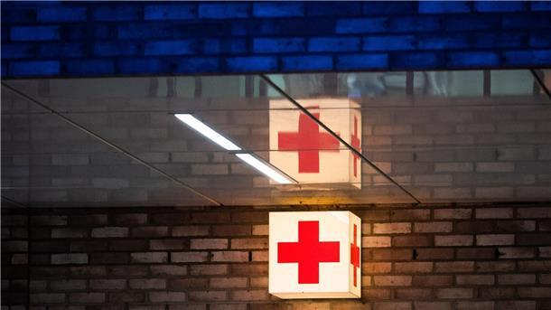 Mann in Zeven lebensgefährlich durch Messerstiche verletzt Ein Leuchtkasten mit einem roten Kreuz hängt vor der Notaufnahme eines Krankenhauses.