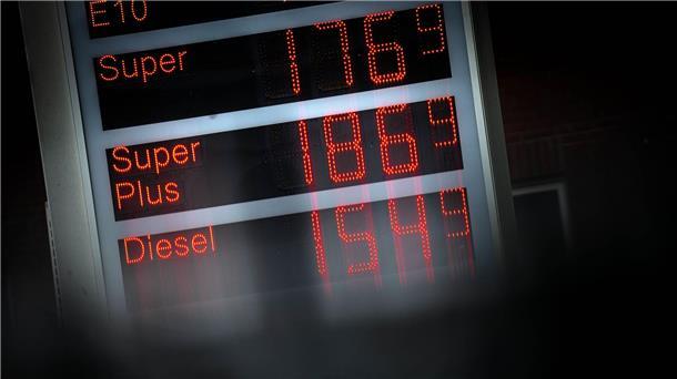 Ein Liter Super für 1,77 Euro - ziemlich teuer. Anderswo war das günstiger zu haben. (Archivbild)