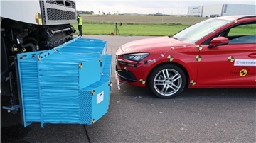 Ein Lkw mit einer aus Aluminiumwaben bestehenden Front, die zu weniger verheerenden Kollisionen führen soll.