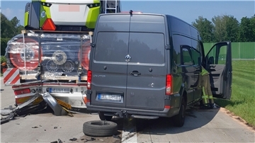 Ein Lkw und ein Kleintransporter waren auf der A27 zusammengestoßen.